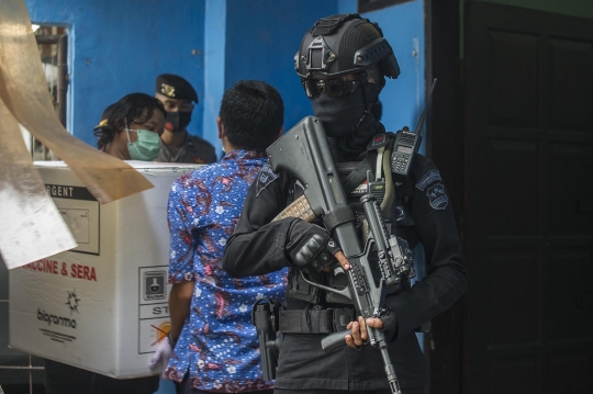 Dikawal Brimob, Puluhan Ribu Vaksin Sinovac Tiba di Surabaya