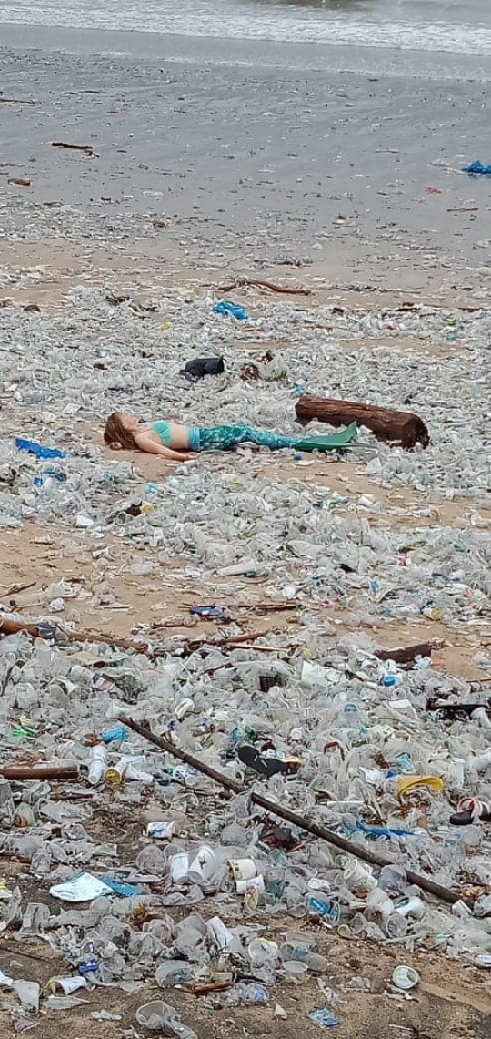 Heboh Aksi Putri Duyung Berpose di Hamparan Sampah Pantai Kuta