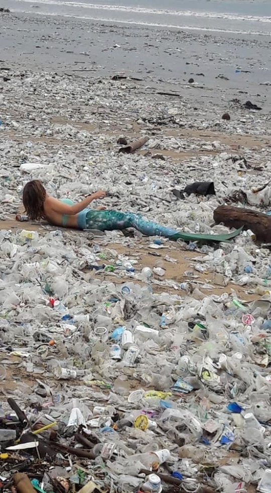 Heboh Aksi Putri Duyung Berpose di Hamparan Sampah Pantai Kuta