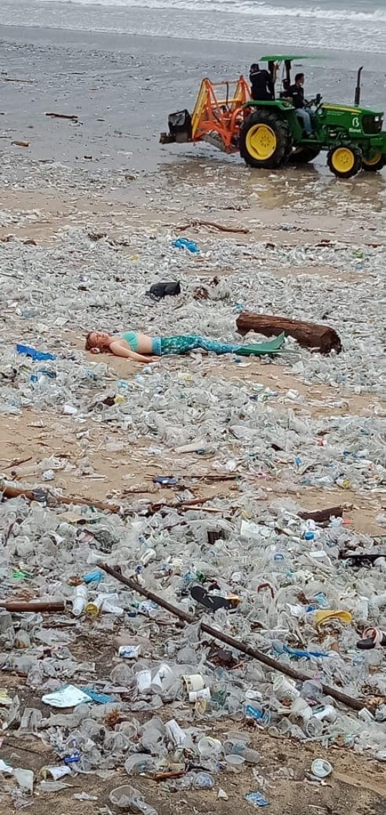 Heboh Aksi Putri Duyung Berpose di Hamparan Sampah Pantai Kuta