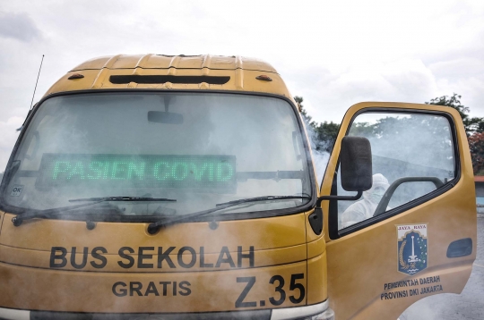Sterilisasi Rutin Bus Sekolah Pengangkut Pasien Covid-19