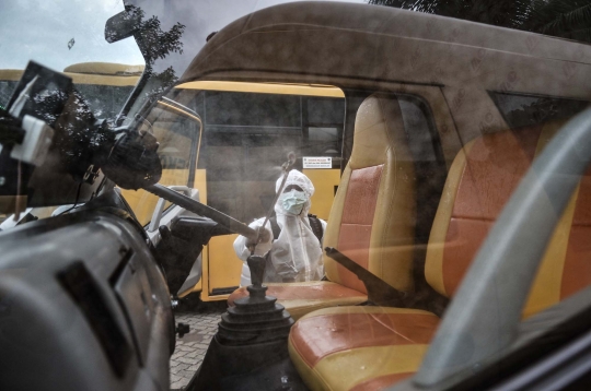 Sterilisasi Rutin Bus Sekolah Pengangkut Pasien Covid-19