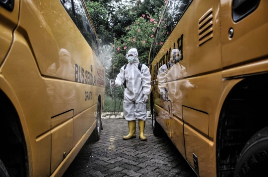Sterilisasi Rutin Bus Sekolah Pengangkut Pasien Covid-19