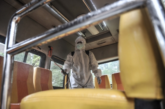 Sterilisasi Rutin Bus Sekolah Pengangkut Pasien Covid-19
