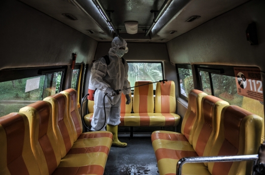 Sterilisasi Rutin Bus Sekolah Pengangkut Pasien Covid-19