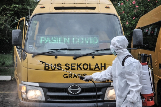Sterilisasi Rutin Bus Sekolah Pengangkut Pasien Covid-19