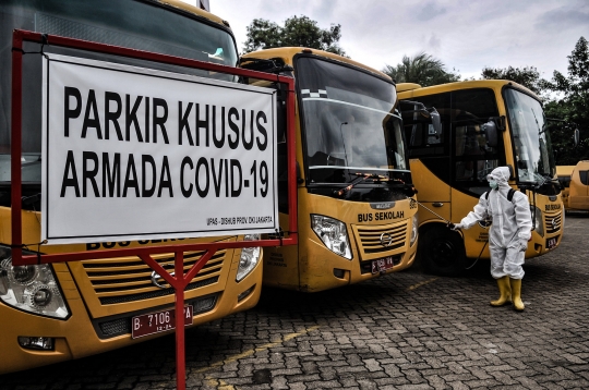 Sterilisasi Rutin Bus Sekolah Pengangkut Pasien Covid-19