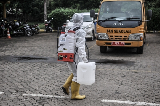 Sterilisasi Rutin Bus Sekolah Pengangkut Pasien Covid-19