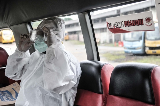 Sterilisasi Rutin Bus Sekolah Pengangkut Pasien Covid-19