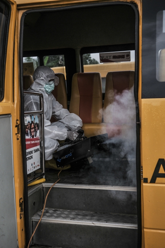 Sterilisasi Rutin Bus Sekolah Pengangkut Pasien Covid-19