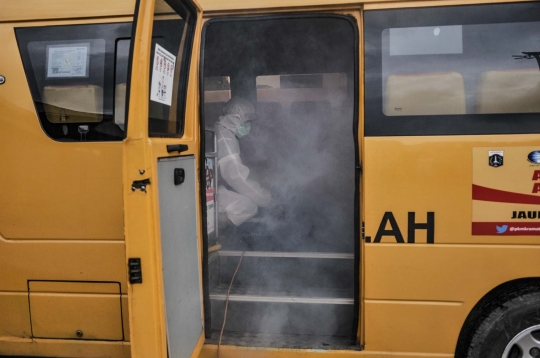 Sterilisasi Rutin Bus Sekolah Pengangkut Pasien Covid-19
