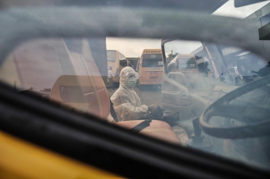 Sterilisasi Rutin Bus Sekolah Pengangkut Pasien Covid-19