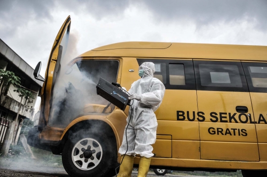 Sterilisasi Rutin Bus Sekolah Pengangkut Pasien Covid-19