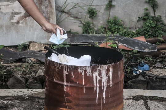 Melihat Dekontaminasi Sopir Pengantar Pasien Covid-19