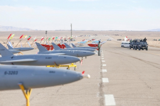 Iran Pamer Drone Buatannya dalam Latihan Tempur Berskala Besar