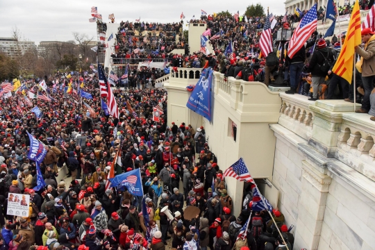 Massa Donald Trump Duduki Gedung Capitol AS