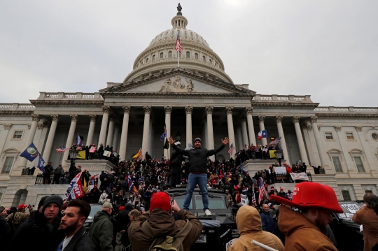 Massa Donald Trump Duduki Gedung Capitol AS