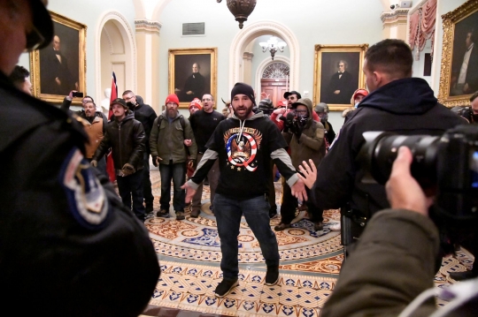 Massa Donald Trump Duduki Gedung Capitol AS