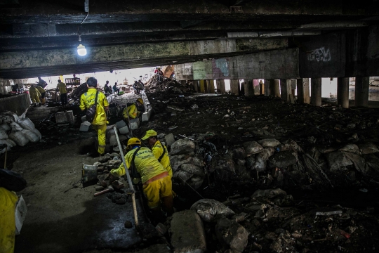 Petugas Permak Kolong Jembatan Pegangsaan