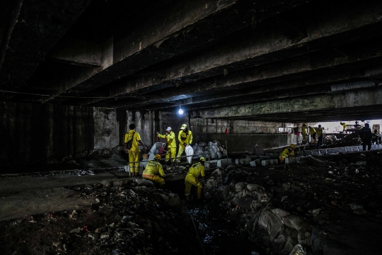 Petugas Permak Kolong Jembatan Pegangsaan