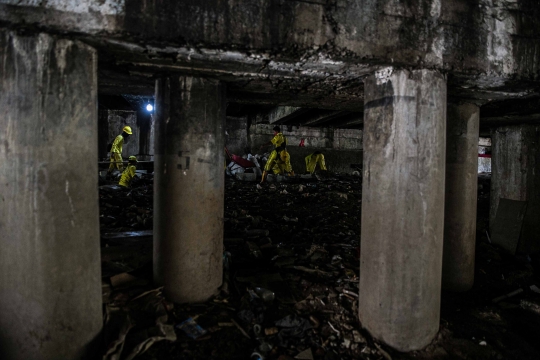 Petugas Permak Kolong Jembatan Pegangsaan