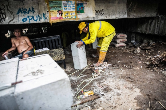 Petugas Permak Kolong Jembatan Pegangsaan