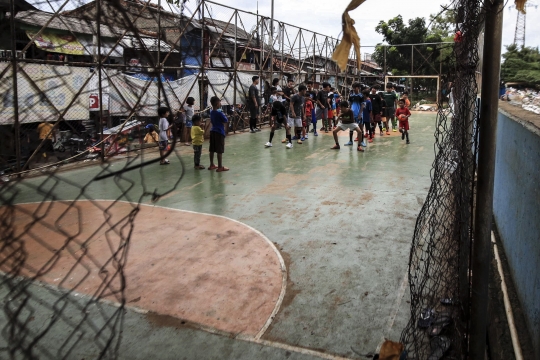 Keceriaan Anak-Anak Berlatih Sepak Bola di Lapangan Samping KBB