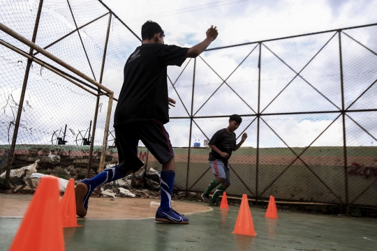 Keceriaan Anak-Anak Berlatih Sepak Bola di Lapangan Samping KBB