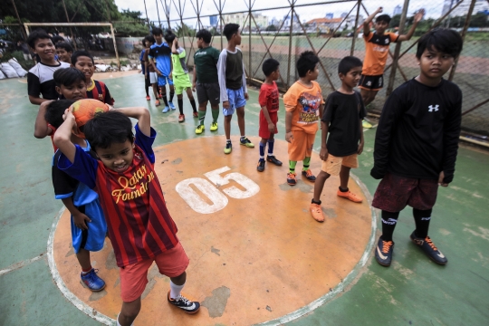 Keceriaan Anak-Anak Berlatih Sepak Bola di Lapangan Samping KBB