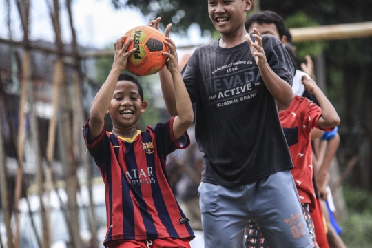 Keceriaan Anak-Anak Berlatih Sepak Bola di Lapangan Samping KBB