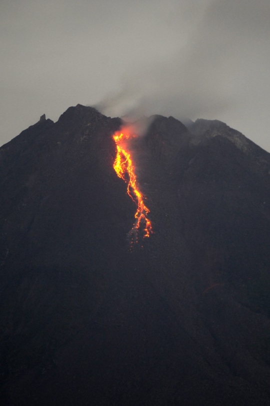 Penampakan Guguran Lava Pijar Gunung Merapi