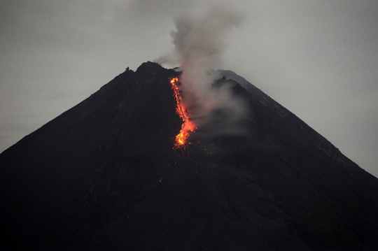 Penampakan Guguran Lava Pijar Gunung Merapi