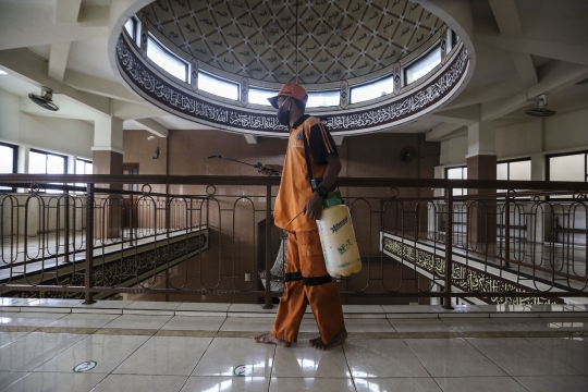 Sterilisasi Rutin Masjid untuk Antisipasi Penyebaran Covid-19