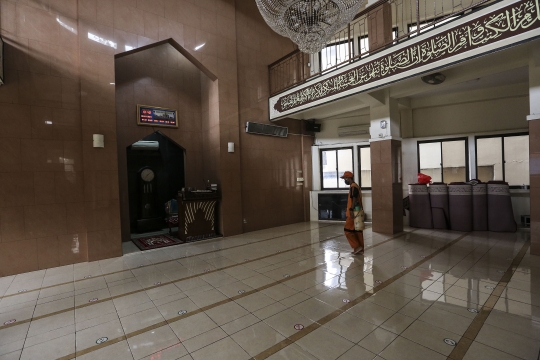 Sterilisasi Rutin Masjid untuk Antisipasi Penyebaran Covid-19