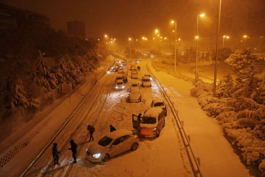 Ribuan Mobil Terjebak Badai Salju di Spanyol