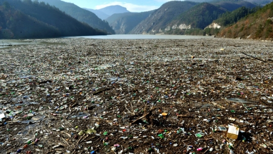 Hamparan 'Pulau Sampah' di Bendungan Bosnia