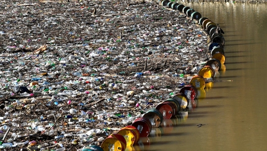 Hamparan 'Pulau Sampah' di Bendungan Bosnia