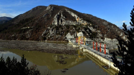 Hamparan 'Pulau Sampah' di Bendungan Bosnia