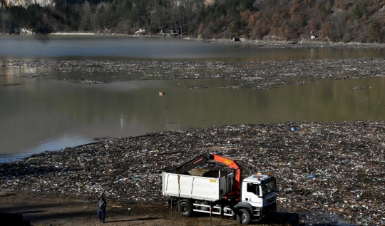 Hamparan 'Pulau Sampah' di Bendungan Bosnia