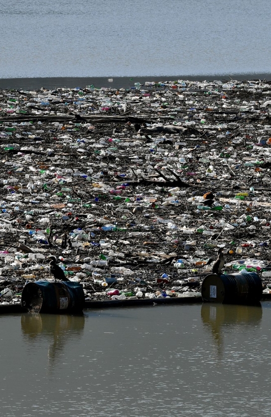 Hamparan 'Pulau Sampah' di Bendungan Bosnia