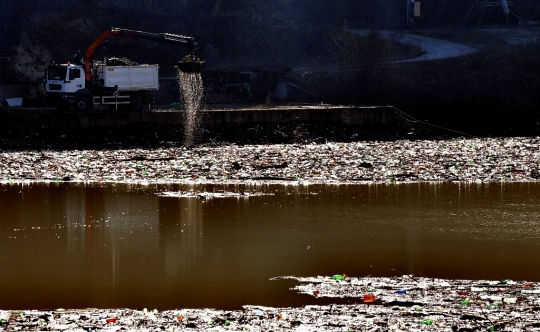 Hamparan 'Pulau Sampah' di Bendungan Bosnia