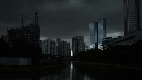 Waspada Hujan Disertai Petir dan Angin Kencang di Jakarta