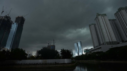 Waspada Hujan Disertai Petir dan Angin Kencang di Jakarta