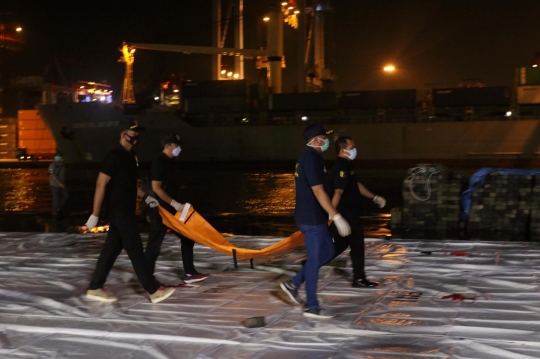 Tim DVI Bawa Kantong Jenazah Diduga Bagian Tubuh Penumpang Sriwijaya Air