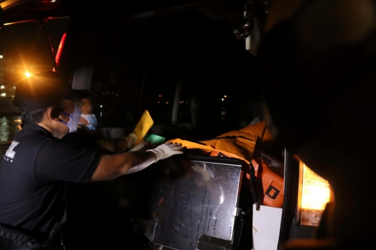 Tim DVI Bawa Kantong Jenazah Diduga Bagian Tubuh Penumpang Sriwijaya Air