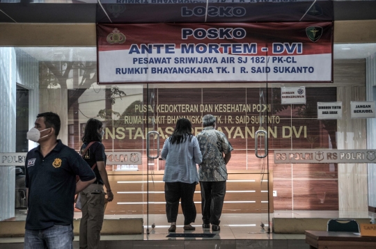 Keluarga Korban Kecelakaan Sriwijaya Air Datangi Posko Ante Mortem RS Polri