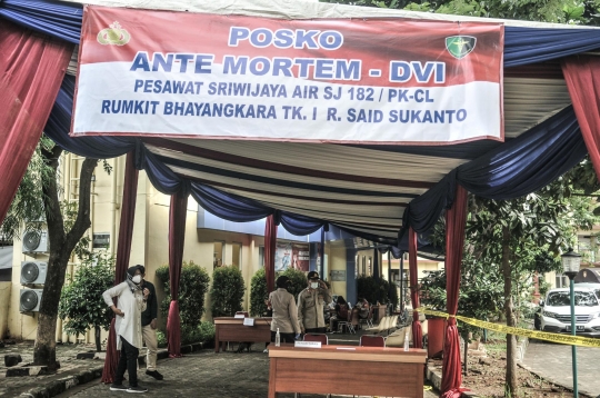 Keluarga Korban Kecelakaan Sriwijaya Air Datangi Posko Ante Mortem RS Polri