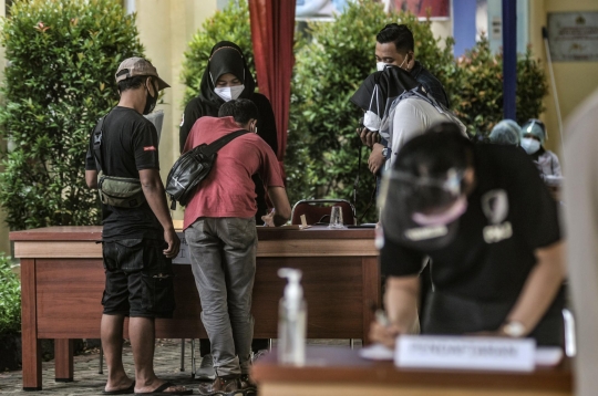 Keluarga Korban Kecelakaan Sriwijaya Air Datangi Posko Ante Mortem RS Polri