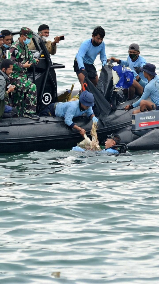 Tim SAR Temukan Serpihan Sriwijaya Air SJ-182