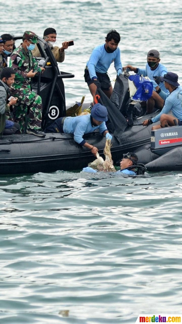 Foto Tim Sar Temukan Serpihan Sriwijaya Air Sj 182